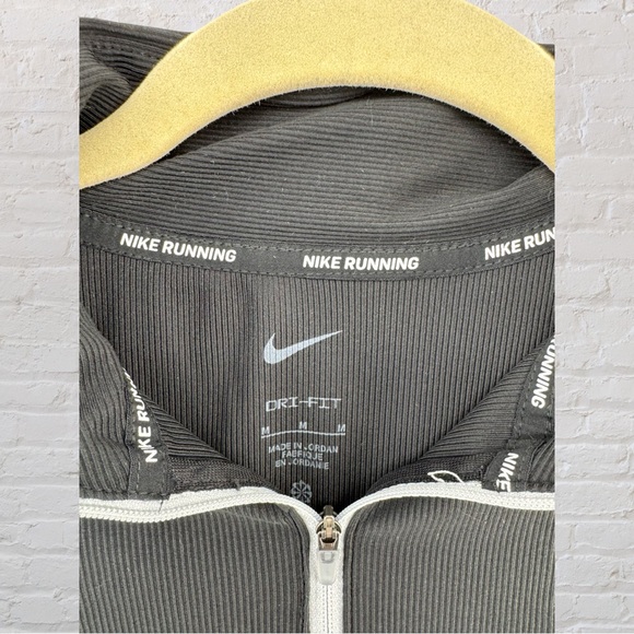 Nike Dri-Fit Element half-zip - Picture 2 of 9